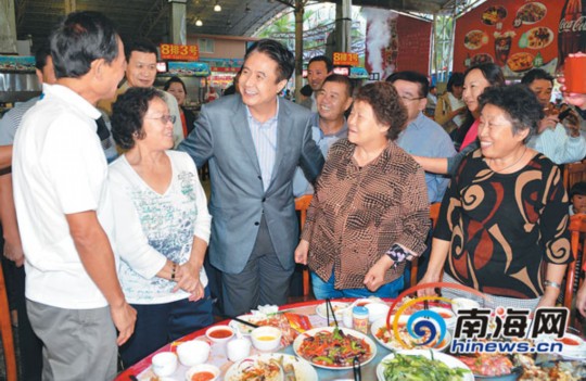 1月1日，省委書記、省人大常委會(huì)主任羅保銘在三亞調(diào)研。圖為在三亞春園海鮮大排檔，羅保銘來(lái)到用餐的游客中間，了解他們?cè)谌齺喌穆糜胃惺?，并認(rèn)真聽(tīng)取大家的意見(jiàn)和建議。本報(bào)記者 王凱 攝