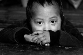 湖南鳳凰村小學(xué)四面透風(fēng) 留守兒童雙手生凍瘡 湖南鳳凰村小學(xué)四面透風(fēng) 留守兒童雙手生凍瘡