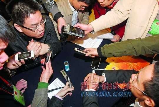 咨詢問政會上，記者的錄音設(shè)備遍布臺面。南都記者 馮宙鋒 攝