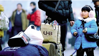 昨天上午，一名隨家長(zhǎng)回老家的小女孩在等候進(jìn)站。