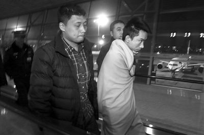 昨日，首都機(jī)場，跨國綁架勒索團(tuán)伙首犯中國籍男子奚某被押解回國。新京報記者 尹亞飛 攝