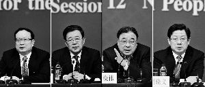 昨天，國務(wù)院深化醫(yī)藥衛(wèi)生體制改革領(lǐng)導(dǎo)小組辦公室負責人王保安、孫志剛、馬曉偉、胡曉義（從左至右）就“醫(yī)藥衛(wèi)生體制改革”有關(guān)問題回答記者提問。記者王鵬/攝