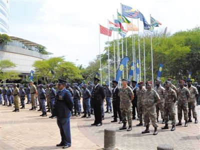 3月23日，南非警員參加德班峰會安保動員會。為確保峰會安全，南非政府從全國抽調(diào)3000名警察加強安保。 新華社發(fā)