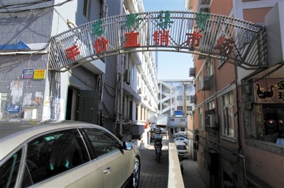 昨日，從事活禽宰殺的許某確認為感染H7N9禽流感確診病例，其所工作的南京江寧區(qū)東新農(nóng)貿(mào)市場仍正常營業(yè)