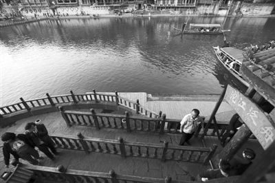 16日，湖南省長沙市，連日來，鳳凰景區(qū)游客稀少，商戶收入減少。