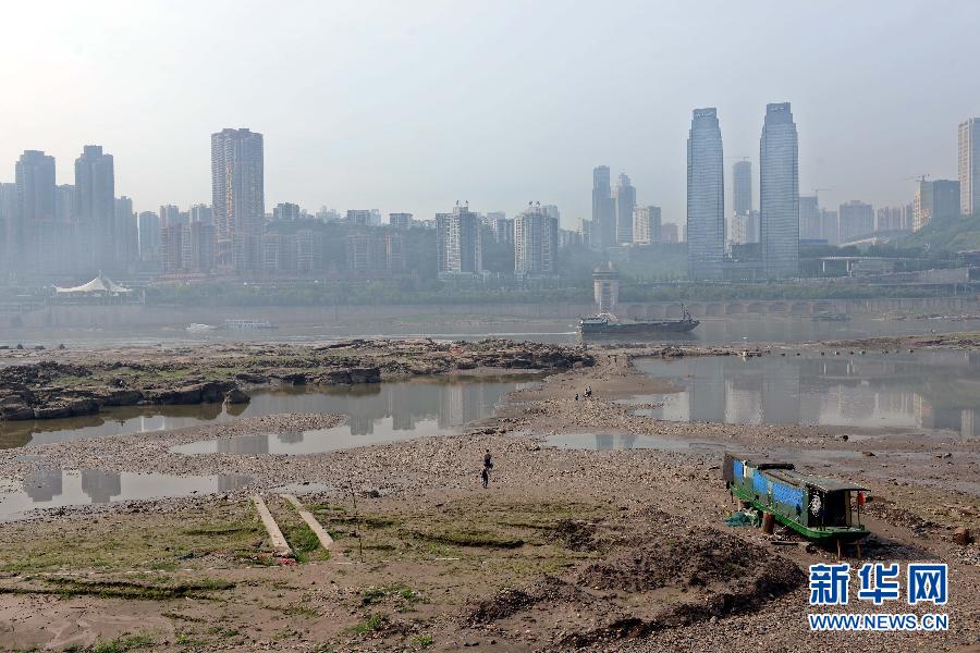 長江重慶段水域大片江灘裸露(5月4日攝)。