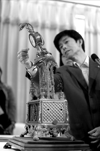 昨天，故宮文物修復(fù)專家向記者介紹“人打鐘”的損壞情況。圖/CFP