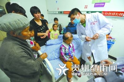 醫(yī)生為小麗作檢查。