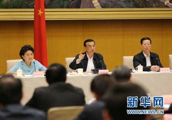 　5月13日，國務(wù)院召開全國電視電話會議，動員部署國務(wù)院機(jī)構(gòu)職能轉(zhuǎn)變工作。中共中央政治局常委、國務(wù)院總理李克強(qiáng)發(fā)表講話。 新華社記者劉衛(wèi)兵 攝