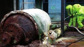 5月19日，中鹽湖南株洲化工集團有限公司廠區(qū)，消防戰(zhàn)士穿著重型防化服對泄漏點及周圍進行處置。圖/讀者高先生