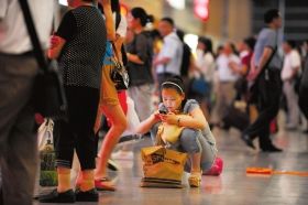 5月26日，武廣高鐵長沙南站，因為高鐵設備故障，滯留了大量旅客。圖/記者李坤