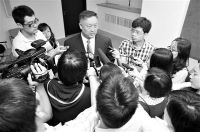 6月5日，商務(wù)部新聞辦公室召開“中歐光伏產(chǎn)品貿(mào)易摩擦”專題發(fā)布會(huì)。發(fā)布會(huì)結(jié)束后，中國機(jī)電產(chǎn)品進(jìn)出口商會(huì)會(huì)長張鈺晶接受記者采訪。新京報(bào)記者