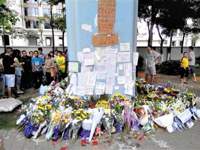 　昨日，廈門市民在BRT的橋墩下放上鮮花悼念逝者。新京報記者 郭鐵流 攝