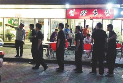 6月13日晚10點(diǎn)，朝陽(yáng)區(qū)國(guó)美第一城附近，一名城管隊(duì)員帶領(lǐng)一隊(duì)協(xié)管例行巡查街邊大排檔。新京報(bào)記者 尹亞飛 攝