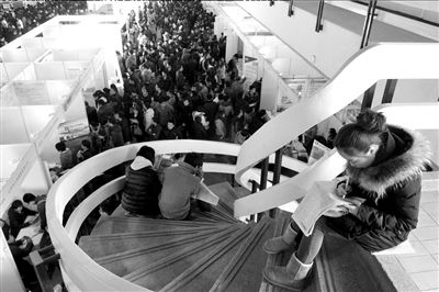 2月23日，北京春節(jié)后首場(chǎng)大型招聘會(huì)在老國(guó)展舉行。（資料圖片）京華時(shí)報(bào)記者張斌攝