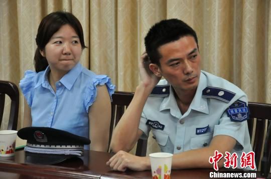 圖為參與“體驗式執(zhí)法”的兩名城管隊員?！埱邸z