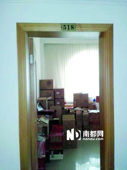 　江蘇靖江市工商局餐廳倉(cāng)庫(kù)里被爆堆滿了高檔酒。