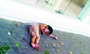 大熱天，小女孩赤身躺在馬路上