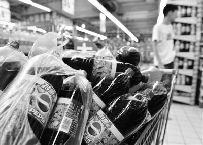 昨日，浙江省杭州市，在一家超市里拍攝到的百事可樂。近日，百事可樂再次遭遇“致癌風(fēng)波”。圖/CFP