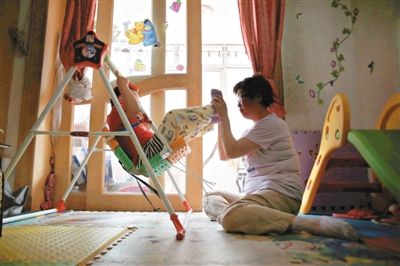 6月14日，未婚媽媽于軍的家里，她正在陪女兒悅悅玩耍。悅悅4歲了，因為沒有爸爸的信息而始終上不了戶口。