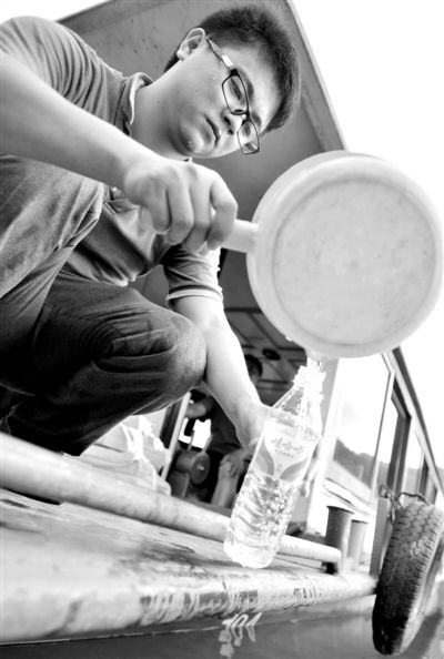 昨日，合面獅段水域，工作人員在取水檢測。據(jù)新華社