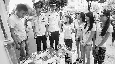 “美女執(zhí)法”。