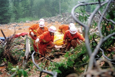 昨日，消防隊(duì)員在四川省都江堰市中興鎮(zhèn)三溪村滑坡現(xiàn)場(chǎng)運(yùn)送遇難者遺體。新華社記者 薛玉斌 攝