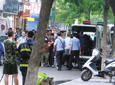 女童安全獲救后，嫌疑人被制服并由民警押出餐館。新華社發(fā)