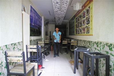 發(fā)生女童劫持事件的面館，事后現(xiàn)場(chǎng)一片狼藉。新京報(bào)記者 周崗峰 攝