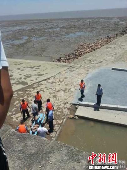 圖為網(wǎng)友@龍眼看新聞提供的溺水事故救援現(xiàn)場(chǎng)。 網(wǎng)友@龍眼看新聞 攝