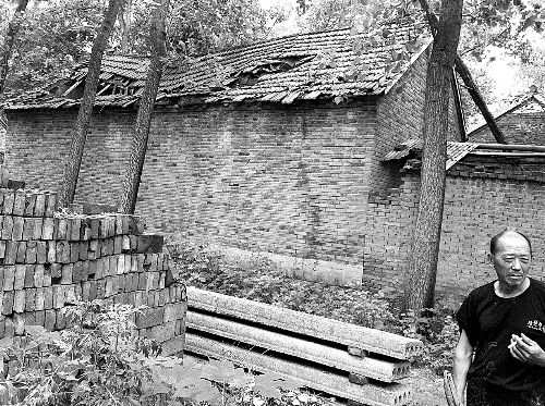 嫌疑人父母時常外出反映問題，家里的房子已破爛不堪。