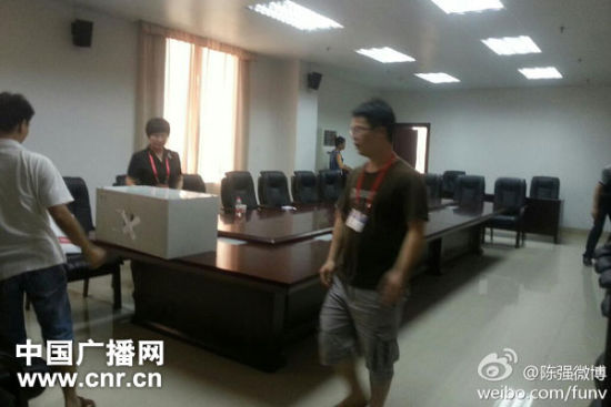 現(xiàn)場密封箱子(展示現(xiàn)場記者@陳強(qiáng)微博_圖片) 現(xiàn)場密封箱子(展示現(xiàn)場記者@陳強(qiáng)微博_圖片)