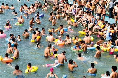 昨日，濟(jì)南市最高氣溫超過37℃，位于市區(qū)黑虎泉畔的泉水浴場(chǎng)免費(fèi)開放。