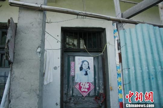 圖為嫌犯租住的民房，當(dāng)天受害人即攀在門上的窗口對(duì)外呼救。 吳佳蔚 攝