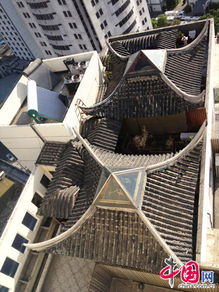 2013年8月14日，江蘇蘇州蘇州市三香大廈高樓18層樓頂東側(cè)陽臺(tái)上的“蘇州園林”式別墅，兩座涼亭和兩道回廊，飛檐翹角，一派蘇州園林的氣勢。中國網(wǎng)圖片庫李俊鋒攝影