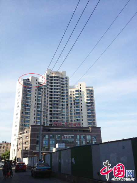 2013年8月14日，江蘇蘇州蘇州市三香大廈高樓18層樓頂東側(cè)陽臺(tái)上的“蘇州園林”式別墅，兩座涼亭和兩道回廊，飛檐翹角，一派蘇州園林的氣勢。中國網(wǎng)圖片庫李俊鋒攝影