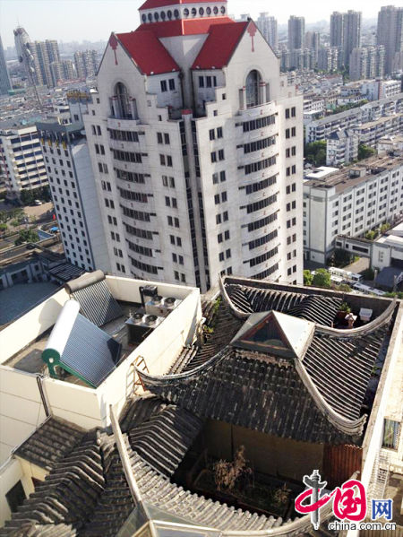 2013年8月14日，江蘇蘇州蘇州市三香大廈高樓18層樓頂東側(cè)陽臺(tái)上的“蘇州園林”式別墅，兩座涼亭和兩道回廊，飛檐翹角，一派蘇州園林的氣勢。中國網(wǎng)圖片庫李俊鋒攝影