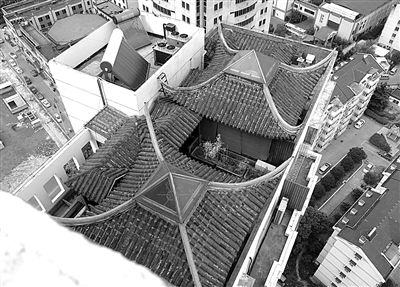 前日，從三香大廈另一單元樓頂俯拍“空中園林”。