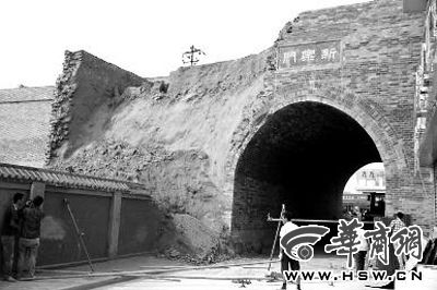 昨日上午9時(shí)左右，工人在倒塌處重新裝上護(hù)欄。實(shí)習(xí)記者 楊虎元 攝