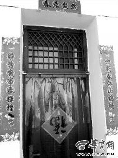 昨日中午，張某辦公室大門緊閉。