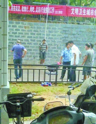 小偷被五花大綁捆在小區(qū)門前的墻壁上示眾。 網(wǎng)友羅先生 攝