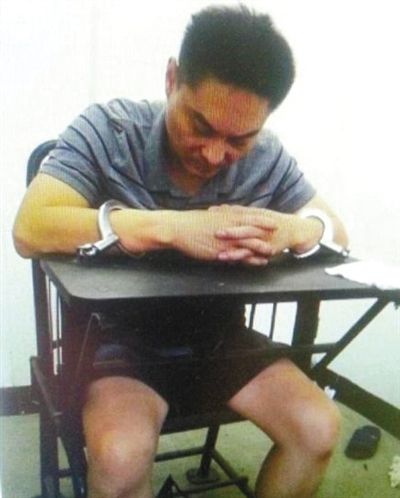 韓磊被控制時接受警方訊問。本組圖片為視頻截圖