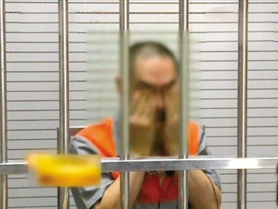 韓磊掩面哭泣。