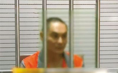 涉嫌窩藏罪的李明在接受訊問。