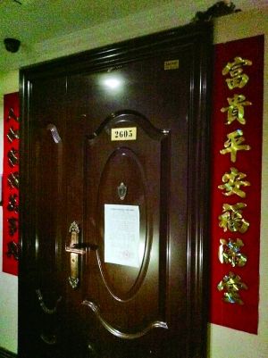 拆除公告昨天仍貼在2605號大門上。