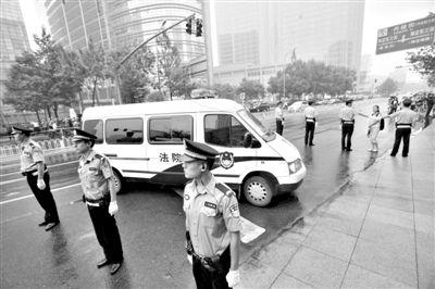 　　昨日早上,押解李某某的車隊(duì)開進(jìn)法院。當(dāng)日,李某某等5人涉嫌強(qiáng)奸案在海淀法院不公開審理。本版攝影/新京報(bào)記者 王貴彬