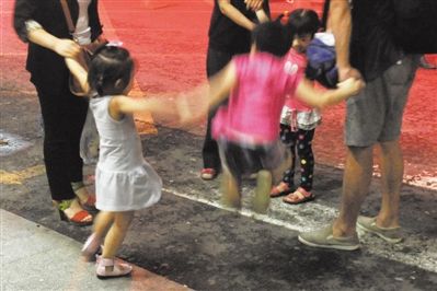 2012年8月1日晚，北京兒童醫(yī)院，三個(gè)來自廊坊的小女孩在玩耍，她們都被幼兒園老板性侵害。本版攝影/新京報(bào)記者 尹亞飛