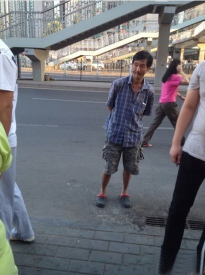 搶嬰男子站在一旁。