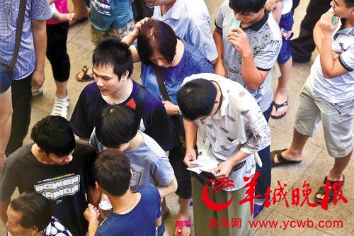 挎腰包的“黃牛”分發(fā)一輪“任務”后，自己也開始整理“炒號”簽條