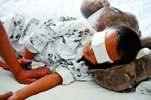 9月2日，小斌斌在病床上休息。山西省眼科醫(yī)院院長賈亞丁介紹，醫(yī)院安排心理專家對患兒及家屬進行心理治療。